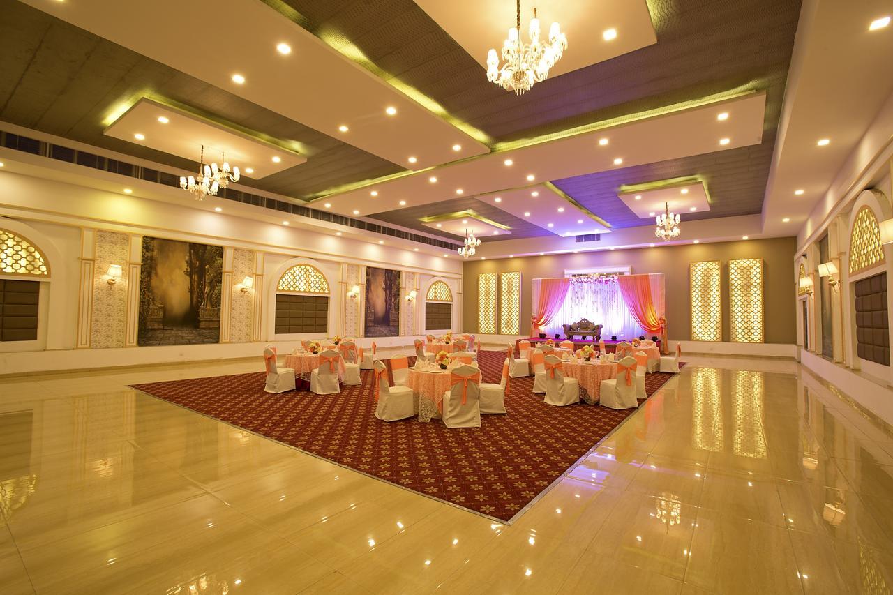 ניו דלהי Inde Hotel Chattarpur מראה חיצוני תמונה