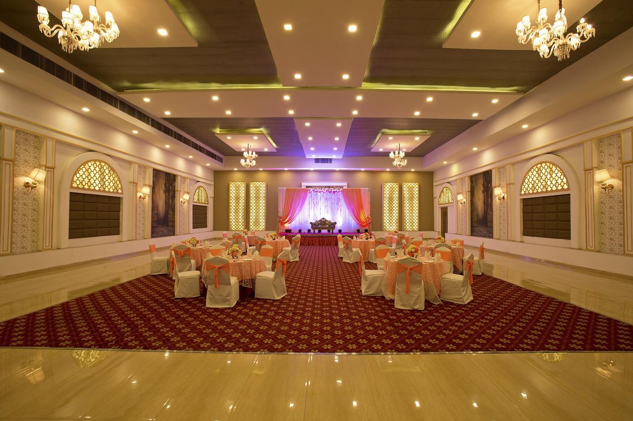 ניו דלהי Inde Hotel Chattarpur מראה חיצוני תמונה